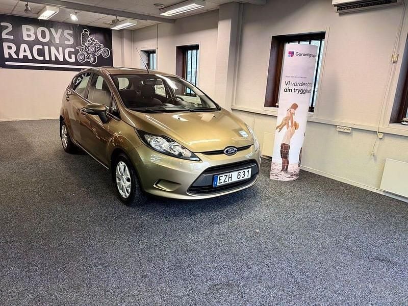Brun Begagnad 2012 Ford Fiesta Trend Halvkombi | 42 900 kr (Marknadspris) - Bild 1/4