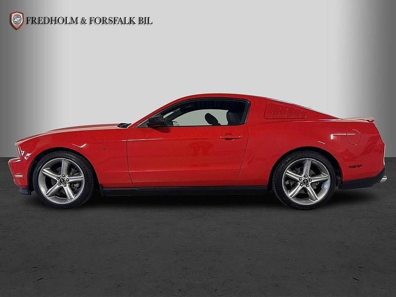 Begagnad Ford Mustang 309 HK (227 kW) 2011 Röd Sportkupé