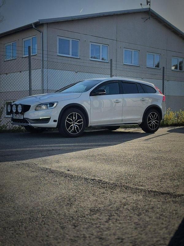 Vit Begagnad 2016 Volvo V60 CC Momentum Kombi | 160 000 kr (Marknadspris) - Bild 1/4