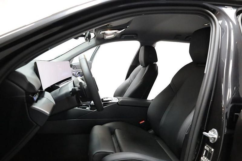 Begagnad BMW 530 299 HK (219 kW) 2025 Sophisto grey brilliant effect Kombi