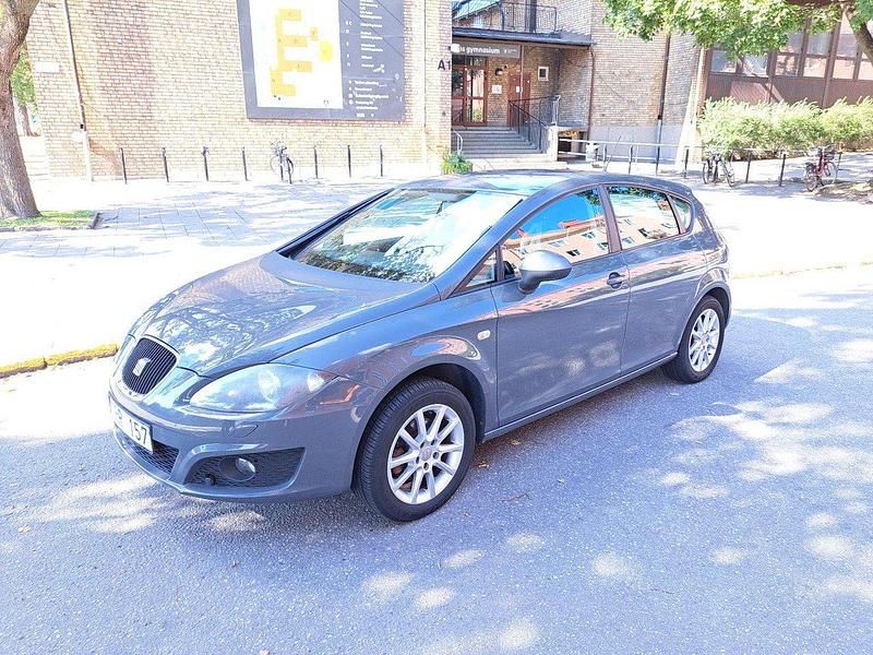 Grå Begagnad 2010 Seat Leon Halvkombi | 49 900 kr (Marknadspris) - Bild 1/4