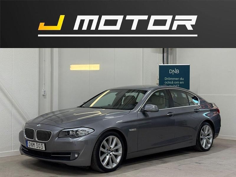 Grå Begagnad 2010 BMW 530 Sedan | 129 900 kr (Bra pris) - Bild 1/4
