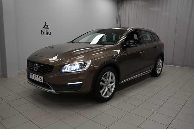 Brun Begagnad 2016 Volvo V60 CC Summum Kombi | 179 900 kr (Marknadspris) - Bild 1/3