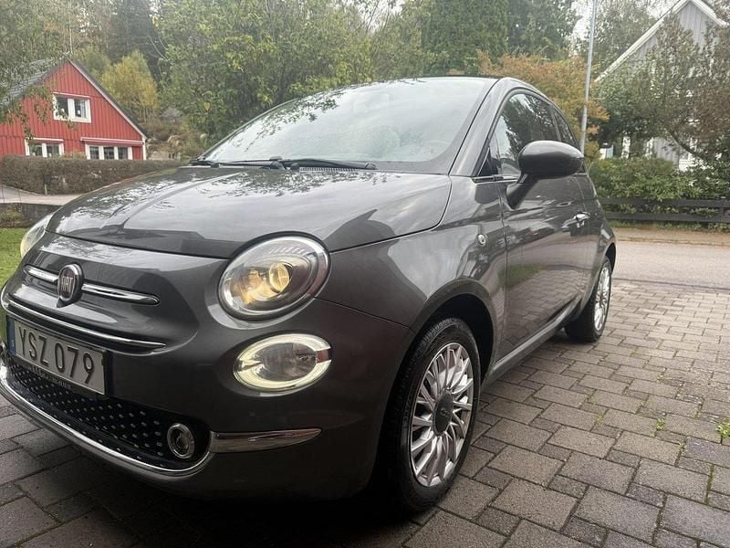 Grå Begagnad 2017 Fiat 500 Lounge Halvkombi | 77 900 kr (Marknadspris) - Bild 1/4