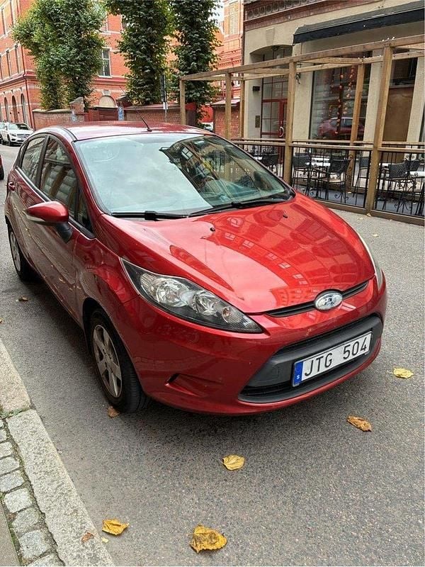 Orange Begagnad 2009 Ford Fiesta Trend Halvkombi | 47 000 kr (Marknadspris) - Bild 1/4