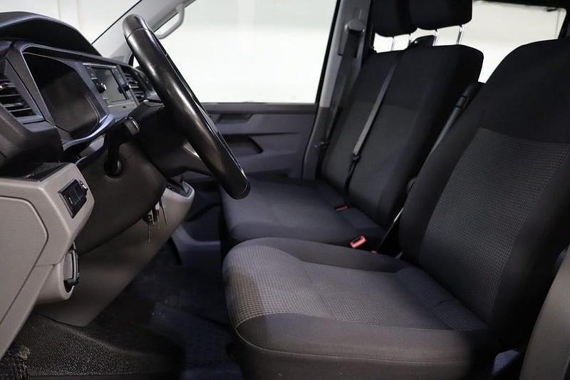 Deep black pärleffekt Begagnad 2022 VW T6.1 Van | 499 000 kr (Dyr) - Bild 1/4