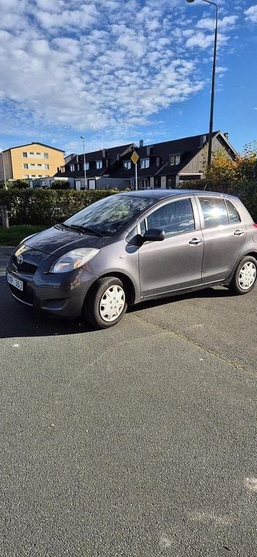 Grå Begagnad 2009 Toyota Yaris Halvkombi | 19 600 kr (Bra pris) - Bild 1/4