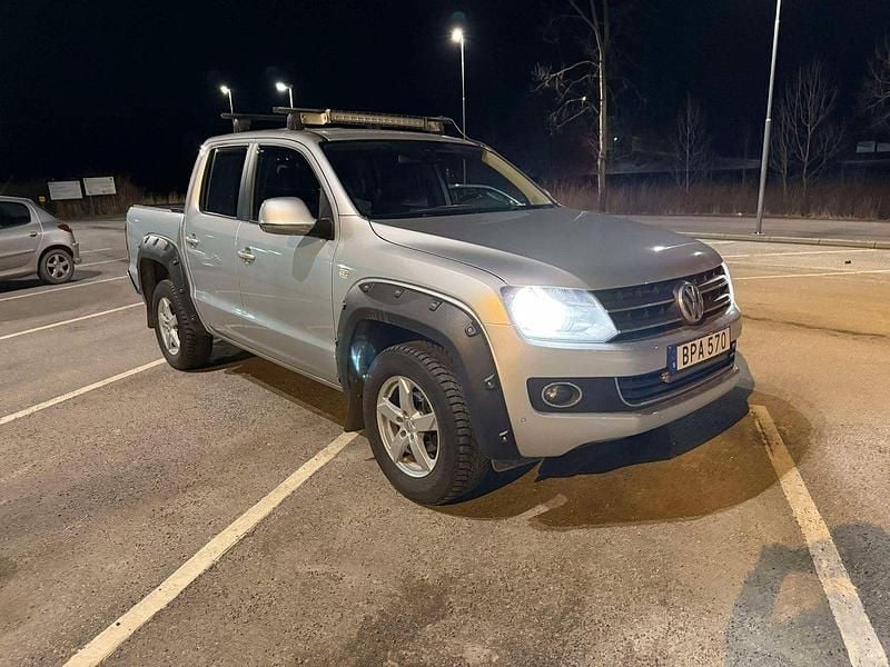 Silver Begagnad 2014 VW Amarok Pickup | 120 000 kr (Marknadspris) - Bild 1/4
