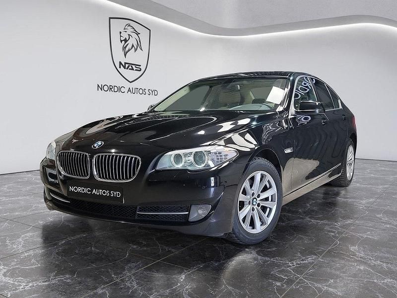Svart Begagnad 2012 BMW 520 Sedan | 114 900 kr (Marknadspris) - Bild 1/4