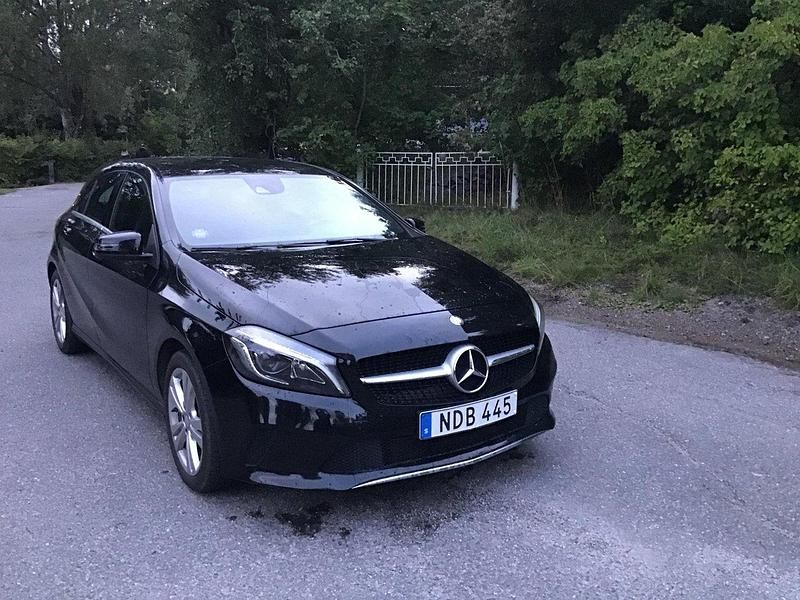 Svart Begagnad 2016 Mercedes A180 Halvkombi | 139 000 kr (Marknadspris) - Bild 1/4