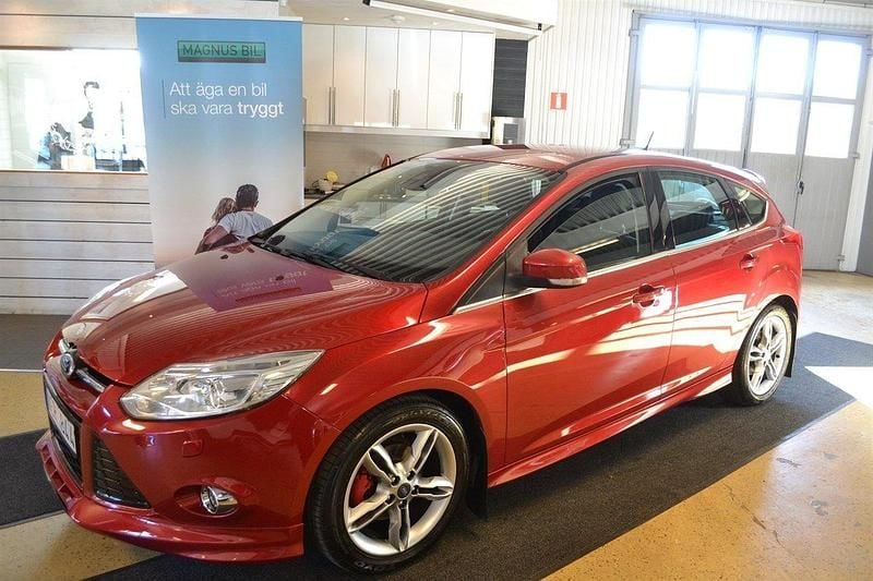 Röd (röd metallic) Begagnad 2014 Ford Focus Titanium X Halvkombi | 67 500 kr (Marknadspris) - Bild 1/4