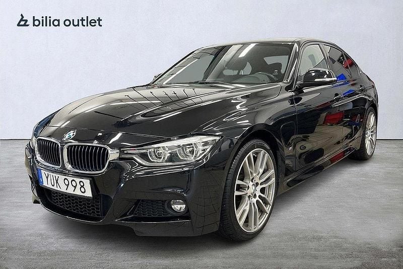 Svart Begagnad 2017 BMW 330e M Sport Sedan | 209 900 kr (Marknadspris) - Bild 1/3