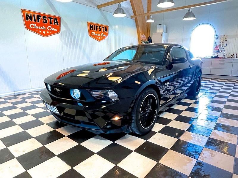 Svart Begagnad 2012 Ford Mustang Sportkupé | 259 000 kr - Bild 1/4