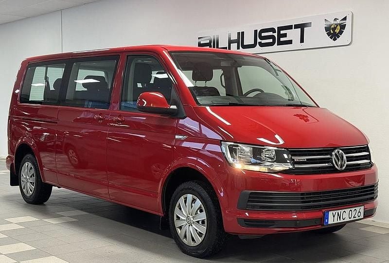 Röd Begagnad 2017 VW Caravelle Minibuss | 349 900 kr (Superpris) - Bild 1/4