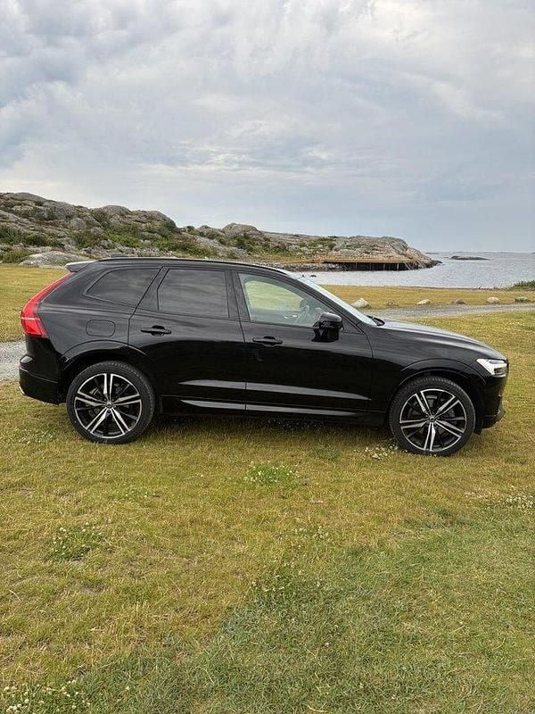 Svart Begagnad 2021 Volvo XC60 R-Design SUV | 449 000 kr (Marknadspris) - Bild 1/4