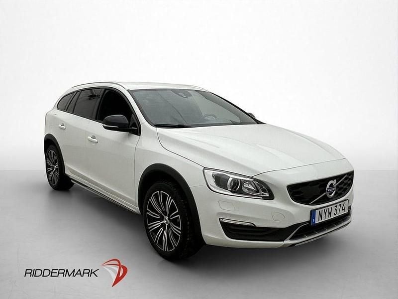 Begagnad Volvo V60 CC Momentum 150 HK (110 kW) 2016 Vit Kombi