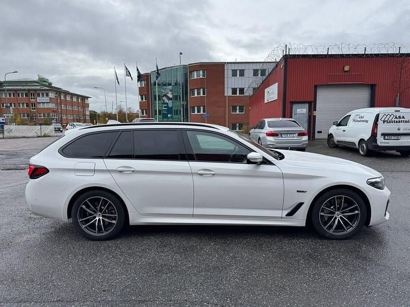 Vit Begagnad 2023 BMW 530 M Sport Kombi | 374 900 kr - Bild 1/4
