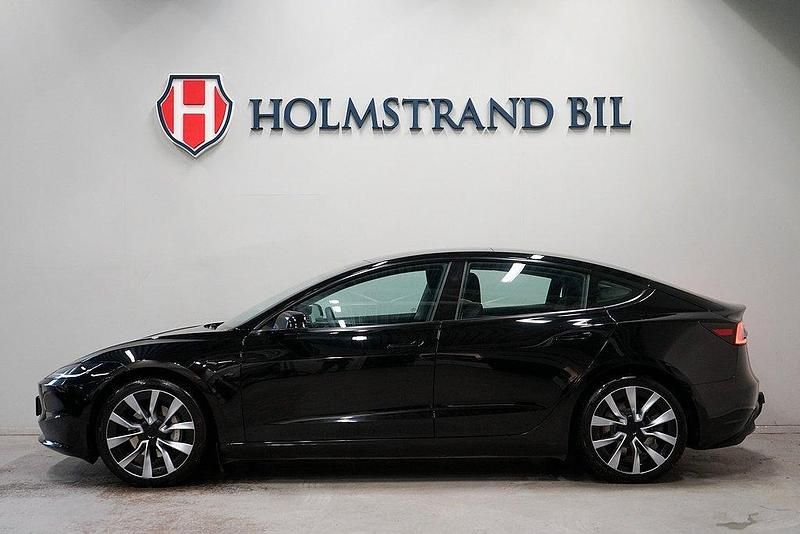 Svart Begagnad 2023 Tesla Model 3 Long Range AWD Sedan | 448 900 kr (Dyr) - Bild 1/4
