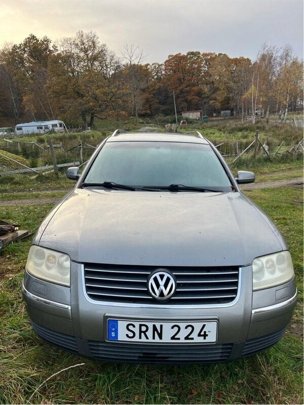 Grå Begagnad 2002 VW Passat Highline Kombi | 15 000 kr - Bild 1/4