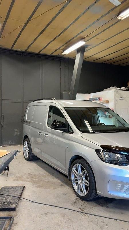Silver Begagnad 2023 VW Caddy Minibuss | 190 000 kr (Superpris) - Bild 1/4