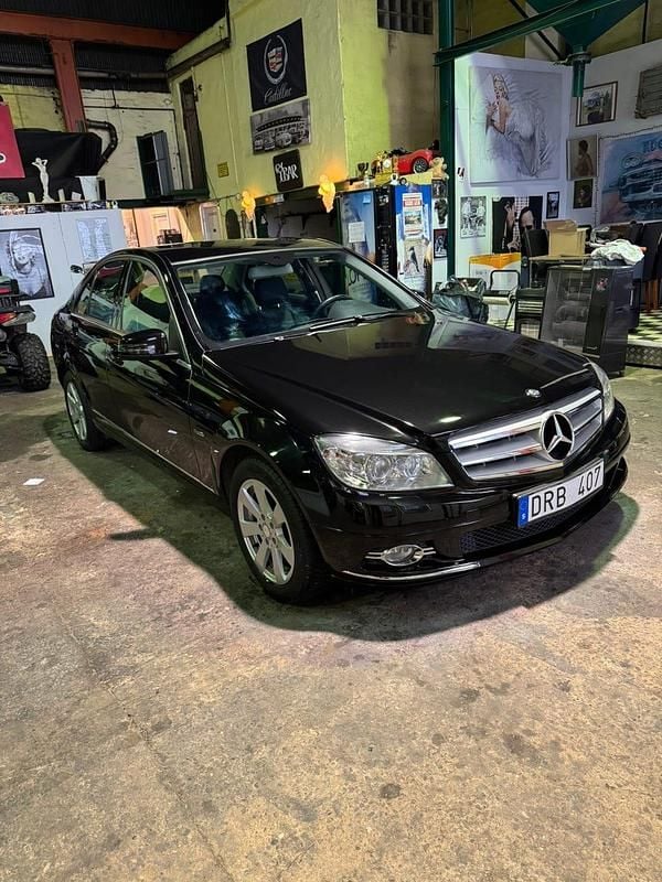 Begagnad 2010 Mercedes C180 Sedan | 90 000 kr (Marknadspris) - Bild 1/4