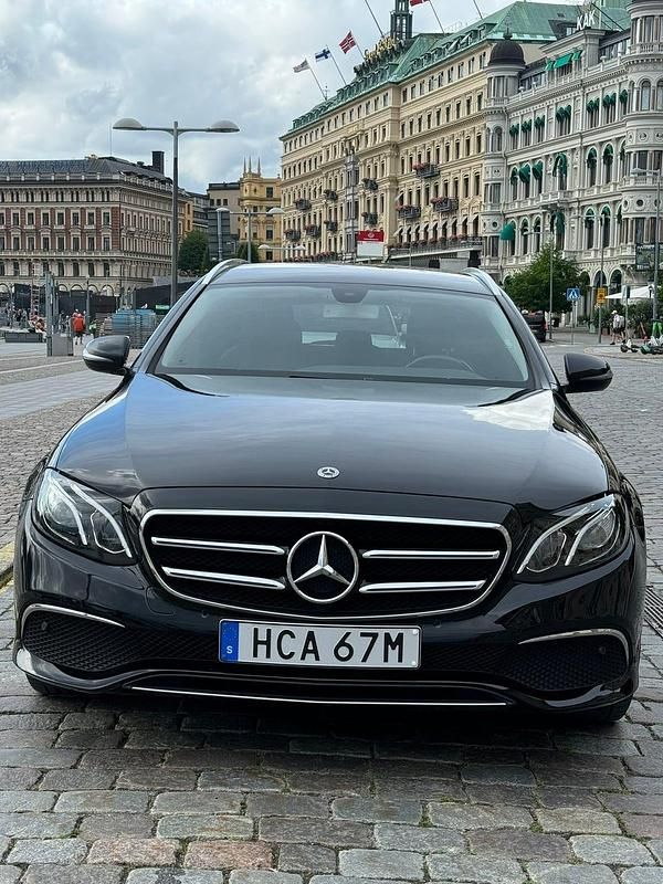 Svart Begagnad 2021 Mercedes E220 Kombi | 190 000 kr - Bild 1/4