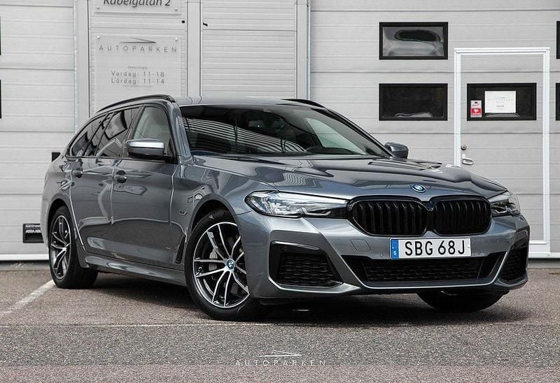 Grå Begagnad 2024 BMW 530e M Sport Kombi | 484 000 kr (Marknadspris) - Bild 1/4
