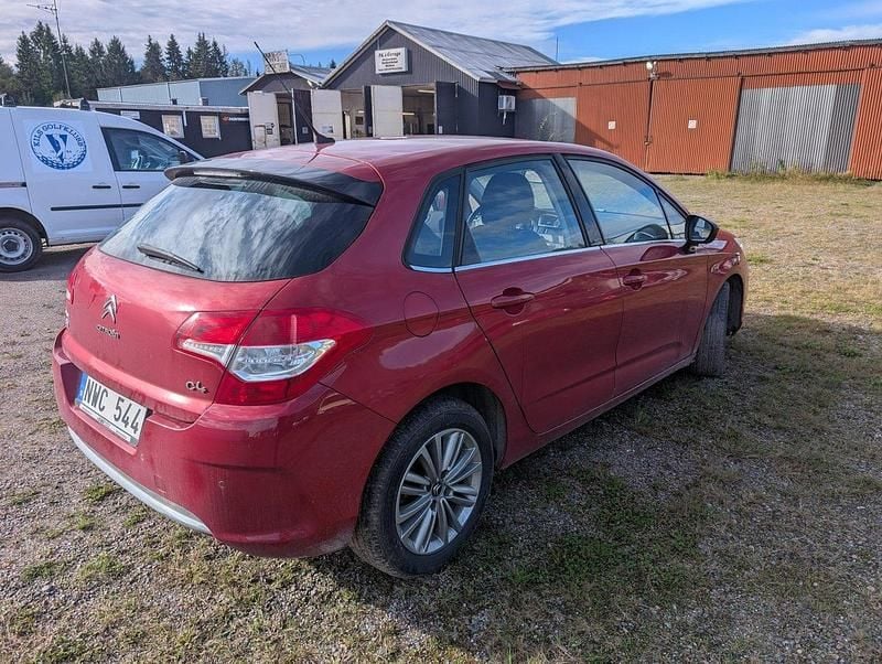 Röd Begagnad 2012 Citroën C4 Halvkombi | 20 000 kr (Superpris) - Bild 1/4