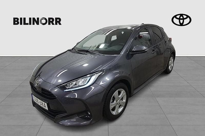 Mörkgrå Begagnad 2024 Toyota Yaris Hybrid Active Halvkombi | 249 900 kr (Marknadspris) - Bild 1/4