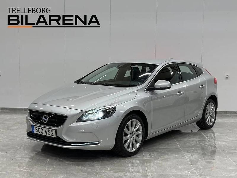 Silver Begagnad 2016 Volvo V40 Momentum Kombi | 159 900 kr (Marknadspris) - Bild 1/4