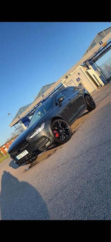 Grå Begagnad 2017 Volvo V90 CC Momentum Kombi | 190 000 kr (Dyr) - Bild 1/3