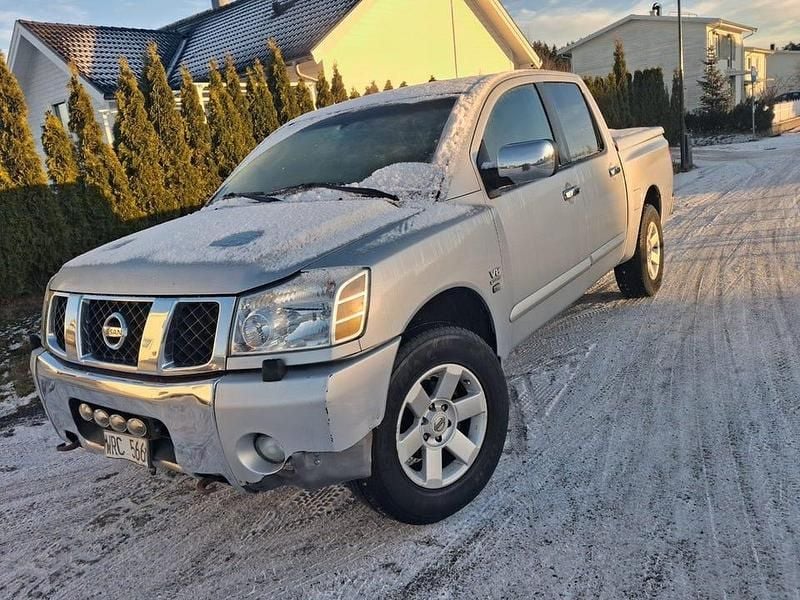 Silvermetallic Begagnad 2005 Nissan Titan Pickup | 109 900 kr - Bild 1/4