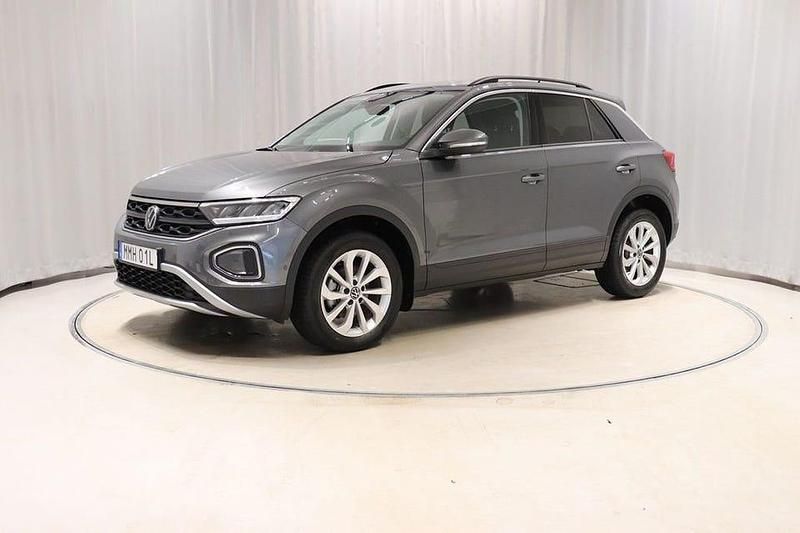 Grå (indium grey metallic) Begagnad 2024 VW T-Roc Life SUV | 314 900 kr (Dyr) - Bild 1/4