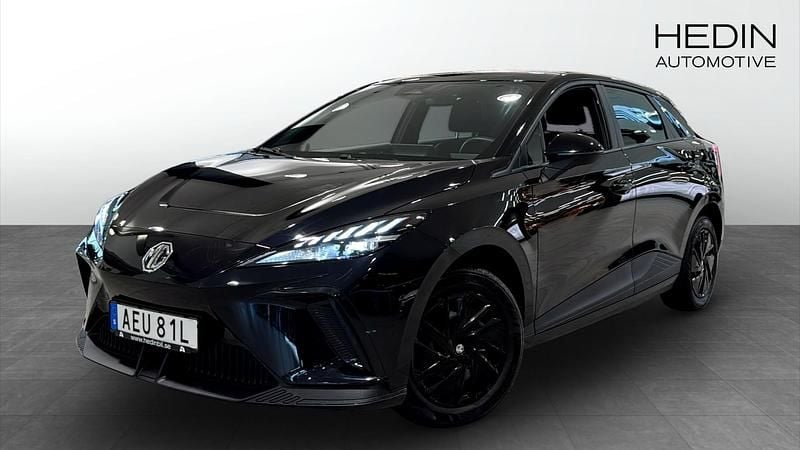 Svart (black) Begagnad 2023 MG MG4 EV Halvkombi | 254 900 kr (Marknadspris) - Bild 1/4
