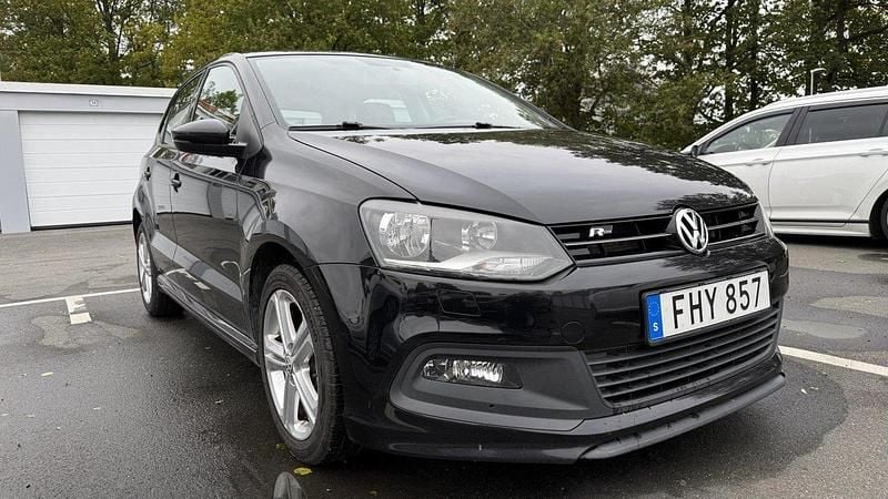 Svart Begagnad 2014 VW Polo R-line Halvkombi | 79 900 kr (Marknadspris) - Bild 1/4