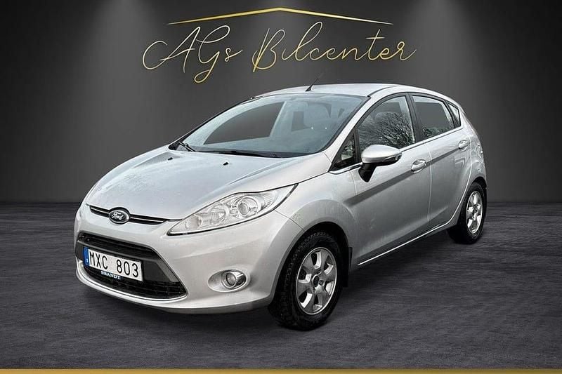Grå Begagnad 2012 Ford Fiesta Titanium Halvkombi | 49 900 kr (Marknadspris) - Bild 1/4
