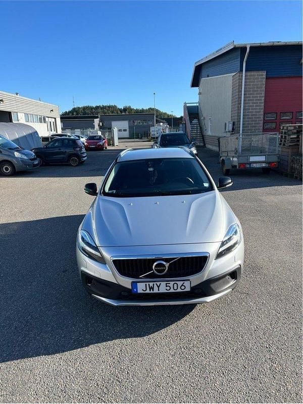Silver Begagnad 2017 Volvo V40 CC Kombi | 195 000 kr (Marknadspris) - Bild 1/4