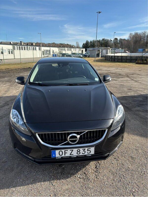 Svart Begagnad 2017 Volvo V40 Kinetic Kombi | 135 000 kr (Marknadspris) - Bild 1/4