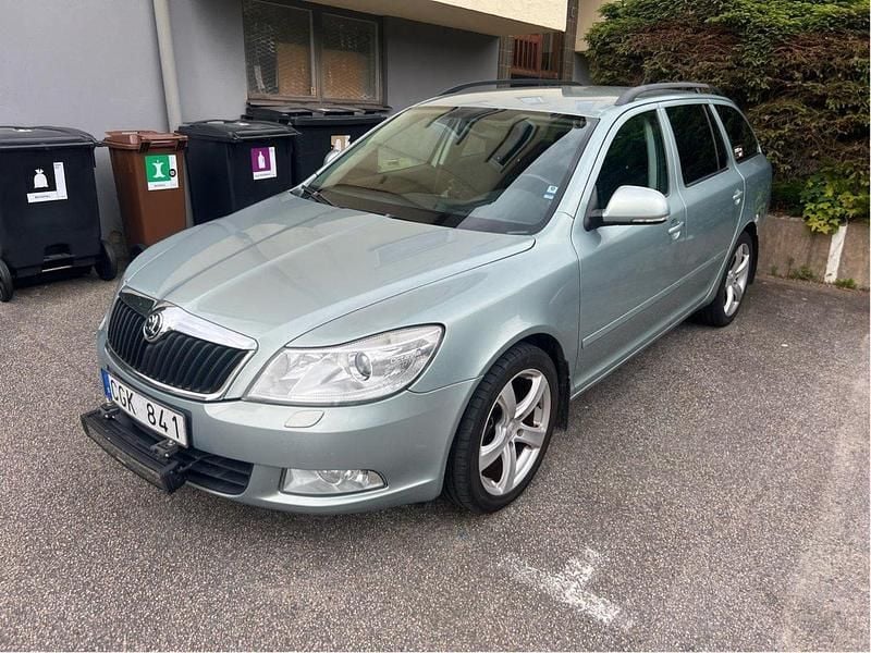 Grön Begagnad 2010 Skoda Octavia Elegance Kombi | 43 000 kr (Marknadspris) - Bild 1/4
