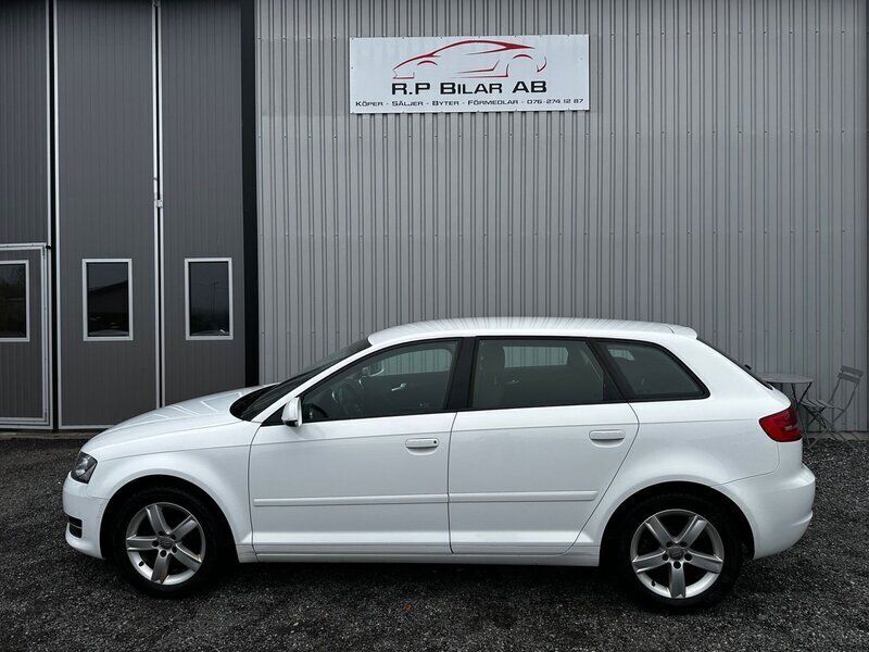 Vit Begagnad 2012 Audi A3 Sportback Attraction Halvkombi | 79 000 kr (Marknadspris) - Bild 1/4
