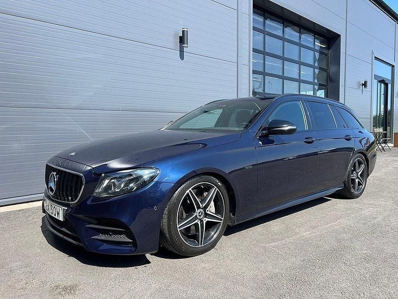 Mörkblå Begagnad 2019 Mercedes E300 AMG line Kombi | 299 000 kr (Lite dyr) - Bild 1/4
