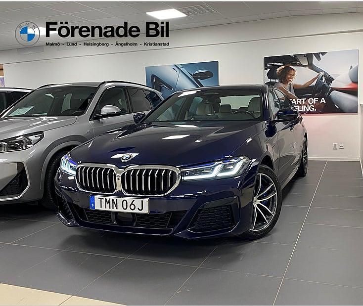 Blå Begagnad 2020 BMW 530e M Sport Sedan | 409 000 kr (Dyr) - Bild 1/4