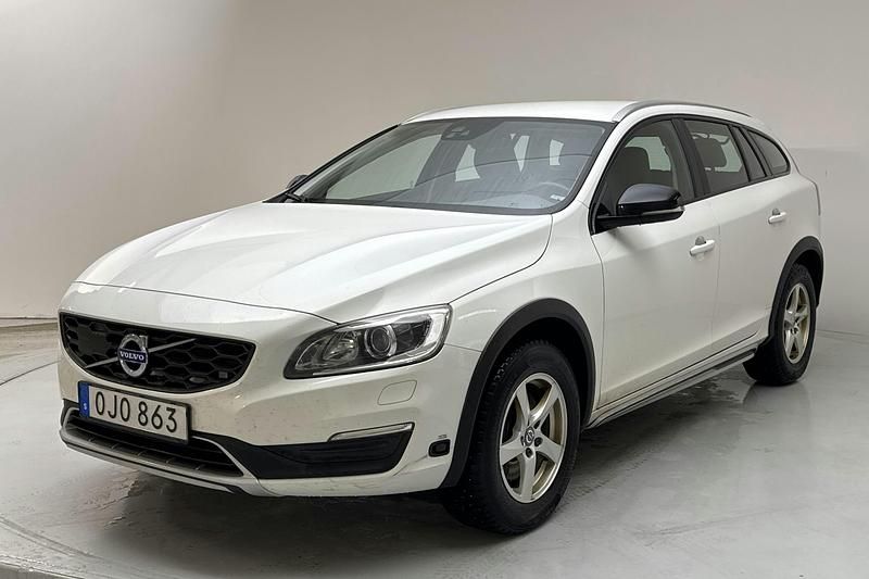 Vit Begagnad 2017 Volvo V60 CC Momentum Kombi | 129 000 kr (Bra pris) - Bild 1/4