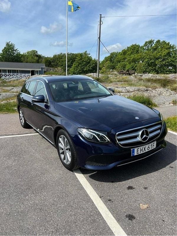 Blå Begagnad 2017 Mercedes E220 Avantgarde Kombi | 219 000 kr (Superpris) - Bild 1/4