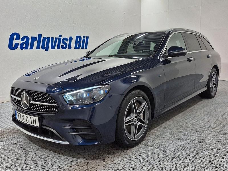 Mörkblå (cavansitblå metallic) Begagnad 2021 Mercedes E300 AMG Kombi | 395 000 kr (Marknadspris) - Bild 1/4