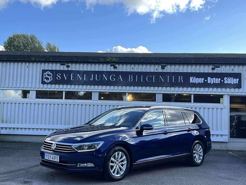 Mörkblå (blå) Begagnad 2019 VW Passat Kombi | 129 900 kr (Superpris) - Bild 1/4