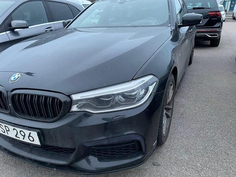 Svart metallic Begagnad 2019 BMW 520 M Sport Kombi | 295 000 kr (Lite dyr) - Bild 1/2
