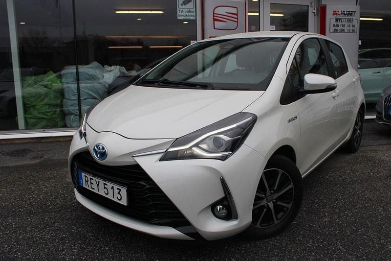 Ljusgrå (grå) Begagnad 2018 Toyota Yaris Hybrid Edition Halvkombi | 104 900 kr (Bra pris) - Bild 1/4