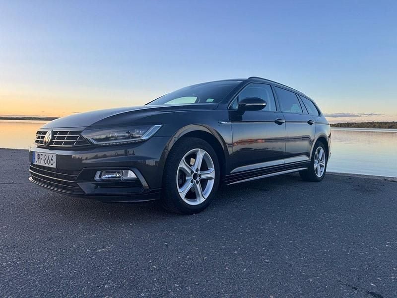 Mörkgrå (grå) Begagnad 2018 VW Passat R-line Kombi | 239 000 kr (Marknadspris) - Bild 1/4