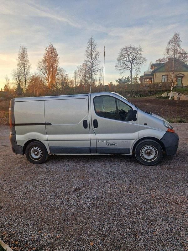 Grå Begagnad 2004 Renault Trafic Van | 30 000 kr (Marknadspris) - Bild 1/4